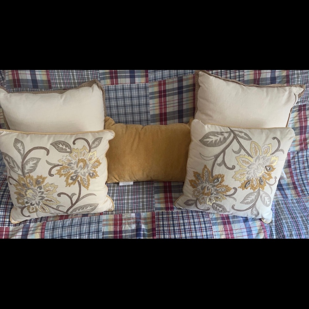 Throw pillows - Picture 5 of 10